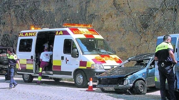 Agentes municipales y personal sanitario intervienen en un accidente en la Cuesta de los Hoyos. 