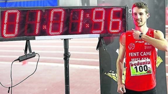 Álvaro de Arriba posa con la marca en La Aldehuela.