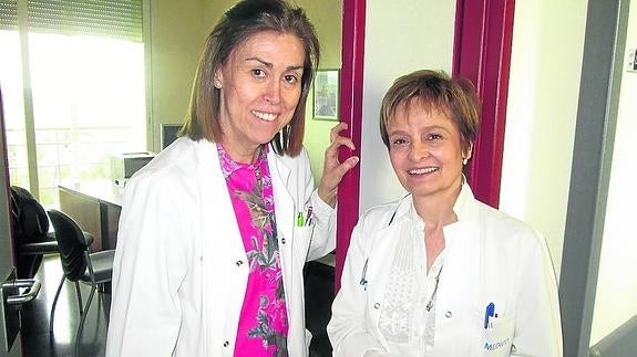 Ana Álvarez, psiquiatra responsable de la sección de Patología Dual junto a su compañera. 
