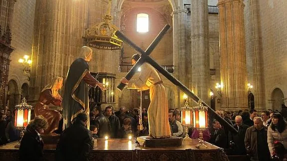 Los hermanos de Jesús Nazareno contemplan las nuevas andas y los faroles en la iglesia de Santiago.  