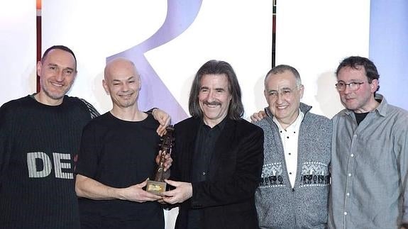 Los Celtas Cortos recogen su premio de manos de Luis Cobos. 