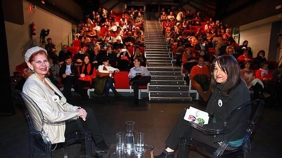 La que fue ministra socialista de Cultura, Carmen Alborch (izquierda),junto a la jefa de Culturas de El Norte, Angélica Tanarro.