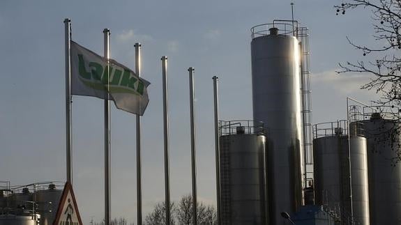 La bandera de Lauki ondea en la fábrica vallisoletana. 