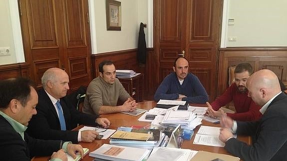 Reunión de los diputados con los veterinarios.