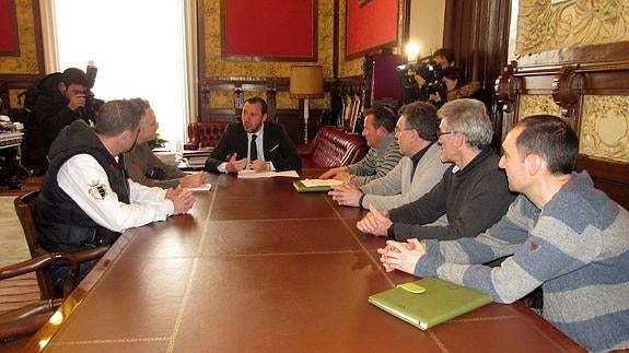 Reunión del alcalde con el comité de empresa.