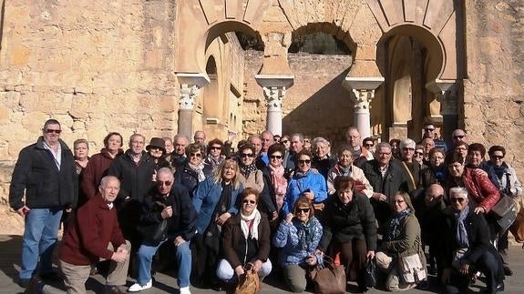Los excursionistas posan en el conjunto arqueológico de Medina Azahara.