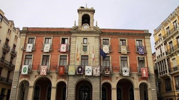 Reposteros de las cofradías, en los balcones del Ayuntamiento de Zamora.