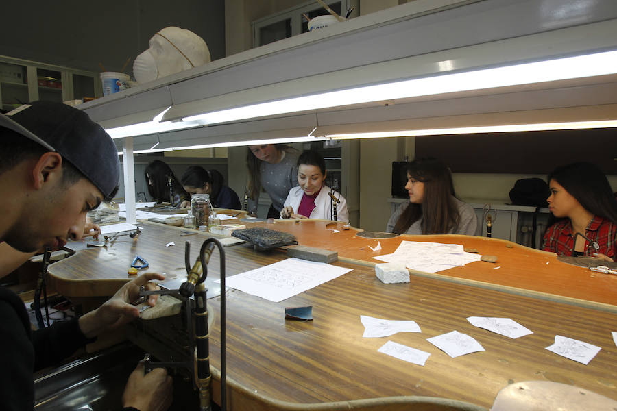 Varios alumnos trabajan en un taller. 