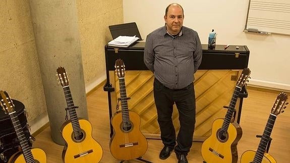 El luthier Lagunar, entre sus guitarras en el Conservatorio de Valladolid. 