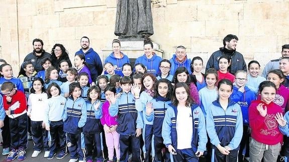 Las jugadoras Jacki Gemelos, Gabriela Marginean y el técnico Miguel Ángel Ortega posan con alumnos del colegio  María Auxiliadora de Salamanca.