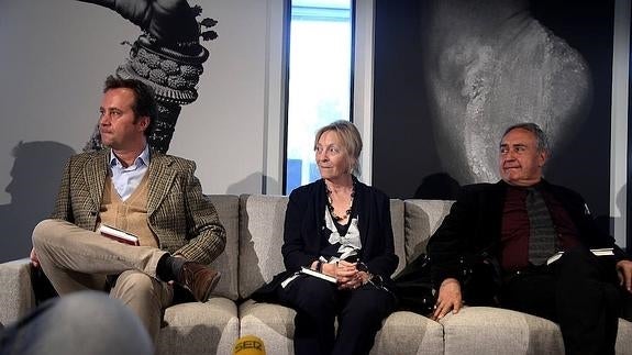 Marcos Giralt (i), Soledad Puértolas y Vicente Molina Foix, en la presentación del proyecto en Madrid.