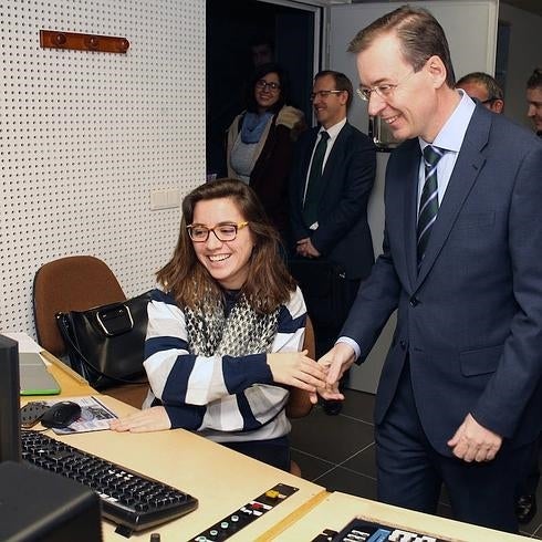 Germán Barrios, presidente del CES, saluda a una trabajadora del campus de Segovia durante su visita de este miércoles