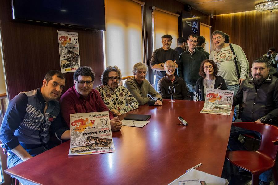 Algunos de los miembros de la Asociación de Salas de Música en Vivo de Castilla y León, reunidos ayer en el Café Teatro Zorrilla de Valladolid. Miguel Tudanca, de la sala Hangar de Burgos (tercero por la izquierda), preside el colectivo.