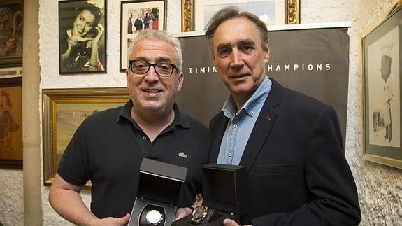 Leo Harlem y Portugal, en la Criolla, muestran sus relojes Edox .antes de empezara a hablar de fútbol. A MINGUEZA