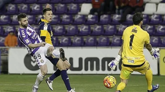 El delantero soriano del Real Valladolid Rodri Ríos intenta el remate ante la oposición del berciano Adán Gurdiel, futbolista de la SD Ponferradina.