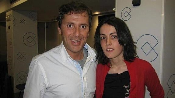 Imagen de archivo del periodista deportivo Paco Gonzalez posando en los estudios de la Cope con la vallisoletana Lorena Gallego.