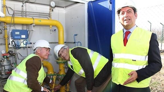El director de Gas Natural en Castilla y León, Roberto Cámara, a la derecha, en la apertura del suministro de gas natural en Guardo (Palencia). 