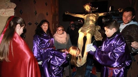 Besapiés final en la puerta de la iglesia parroquial de San Marcos.