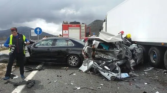 Estado en el que quedaron algunos de los vehículos implicados en un accidente múltiple en el provincia de Salamanca.