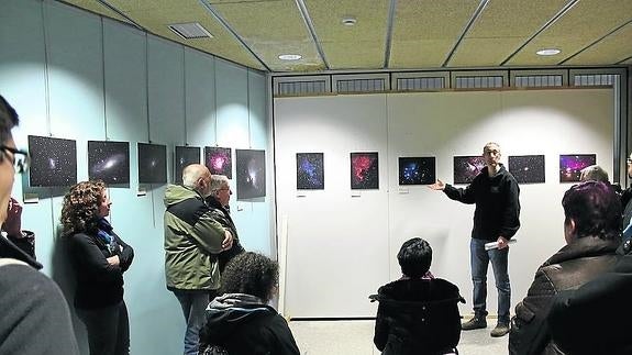 El secretario de OSAE fue explicando las fotografías que se encuentran en la exposición.