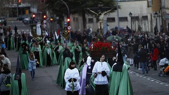 Multitud de fieles contemplan el paso de la procesión por el barrio del Ave María, en su camino hacia El Cristo.