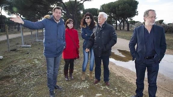 El alcalde, Óscar Puente, acompañado por los concejales María Sánchez, Ana Redondo y Manuel Saravia y Emilio Simón, presidente de Turismoto (segundo por la derecha), recorre las instalaciones.
