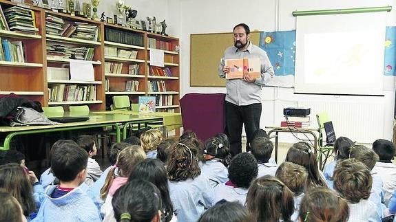 los alumnos de Educación Infantil del Colegio Santa Catalina escuchan con atención al narrador Manuel Ferrero. 