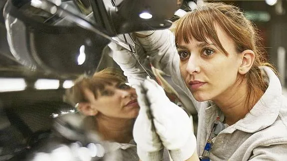 Una trabajadora , en la fábrica de Renault de Villamuriel de Cerrato. 