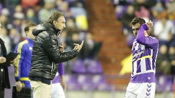 Portugal da instrucciones a Chica durante un partido en Zorrilla.