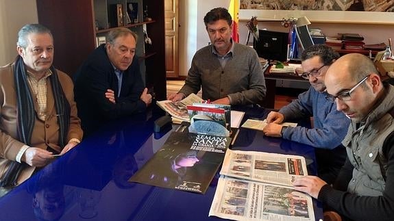 El alcalde y dirigentes de las cofradías analizan la información publicada por El Norte de Castilla. El Norte