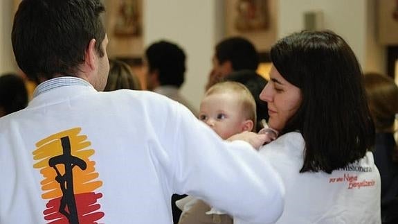 Una pareja de misioneros con uno de sus hijos. EL NORTE