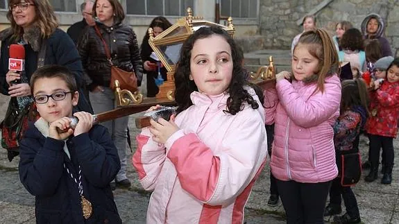 Unos niños portan uno de los pasos en miniatura de la procesión de este Martes Santo, en el barrio de San José. 