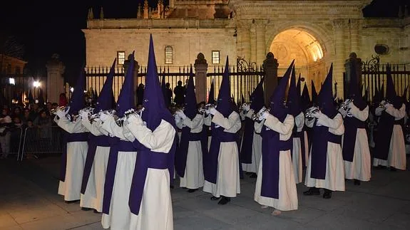 La banda de cornetas y tambores de Jesús del Vía Crucis, durante la salida de la procesión de la Catedral de Zamora.
