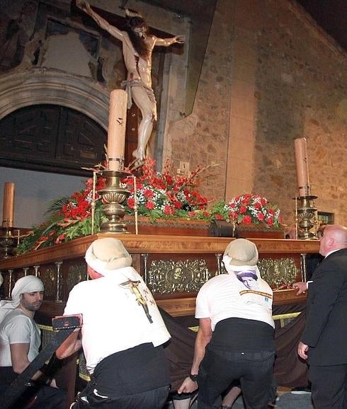 Los costaleros sacan a pulso de Santa Eulalia el trono del Cristo de la Esperanza. Rosa Blanco