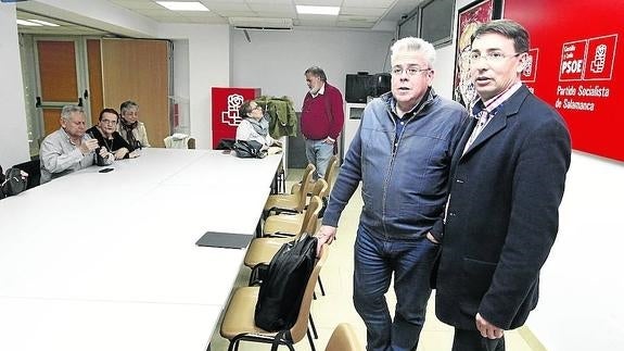 Ignacio Sánchez Amor, acompañado por Fernando Pablos en la sede socialista. 