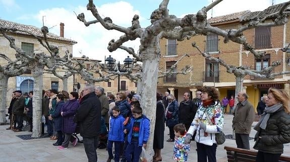 Vecinos de Astudillo concentrados al mediodía en contra del terrorismo. 