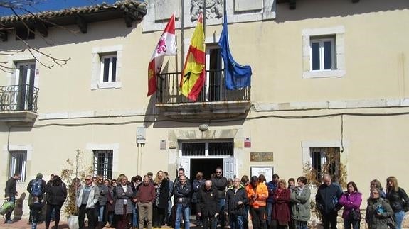 Un momento de la concentración silenciosa ante el Ayuntamiento de Guardo. 