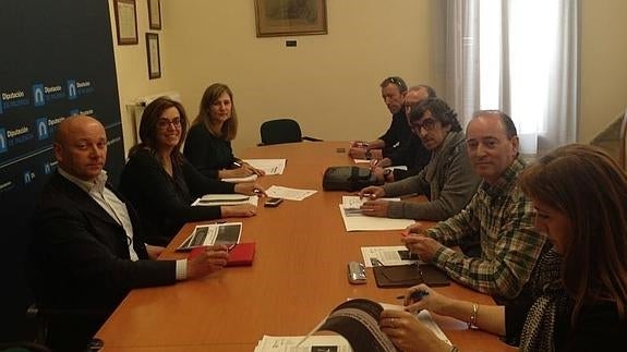 De izquierda a derecha: Luis Calderón, Ángeles Armisén, Maite González, Juan Carlos González, Julián Martínez, Luis González, José Ignacio Carrasco y Elisa Cavia. EL NORTE