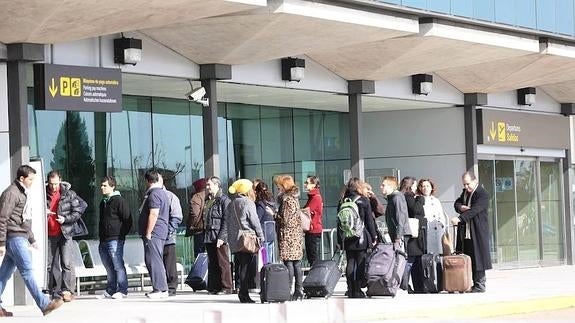 Pasajeros en el aeropuerto de Villanubla.