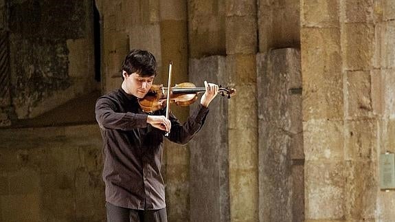 El violinista Alejandro Bustamante, durante el concierto en San Juan de los Caballeros.