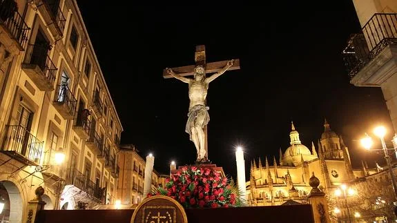 La carroza del Santísimo Cristo en su ültima Palabra, de la cofradía de San Millán, recorre la Plaza Mayor tras salir de la Catedral de Segovia en la Procesion de Los Pasos. Antonio Tanarro
