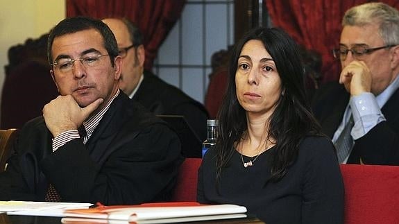 La policia local Raquel Gago, junto a su abogado Fermín Guerrero, durante una jornada del juicio por el asesinato de la presidenta de la Diputación de León, Isabel Carrasco.