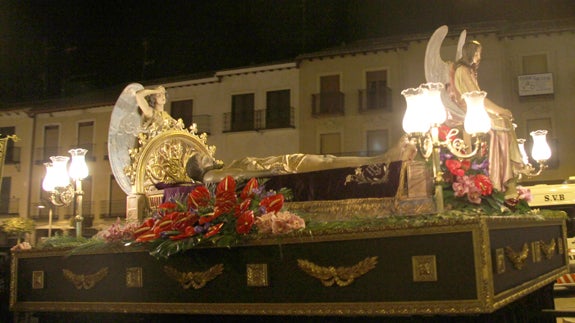 El paso de Jesús Yacente en su recrrido por la plaza del Arrabal.