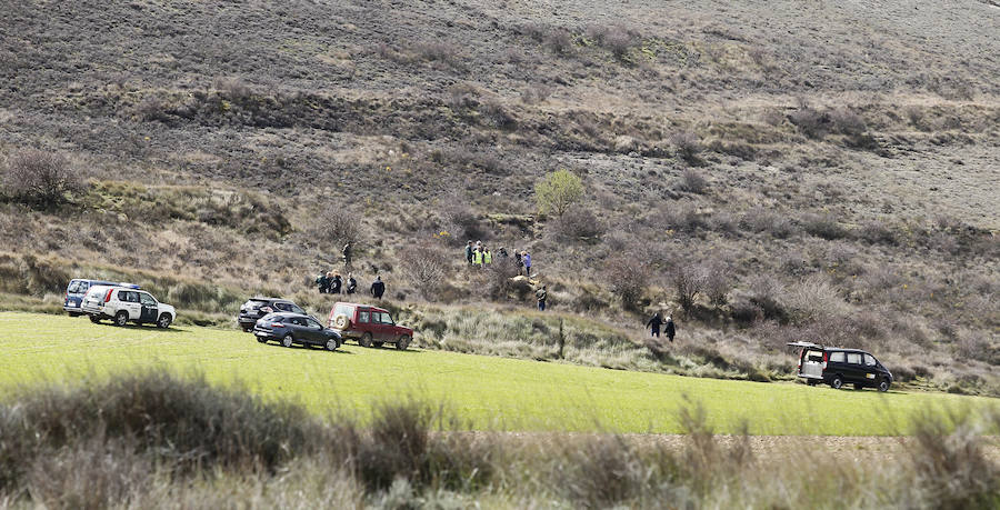 La Guardia Civil y los servicios forenses, en el lugar del suceso. 