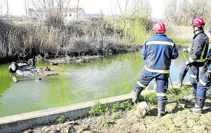 Los bomberos de Venta de Baños trabajan en la balsa de Dueñas, el jueves tras el accidente. 