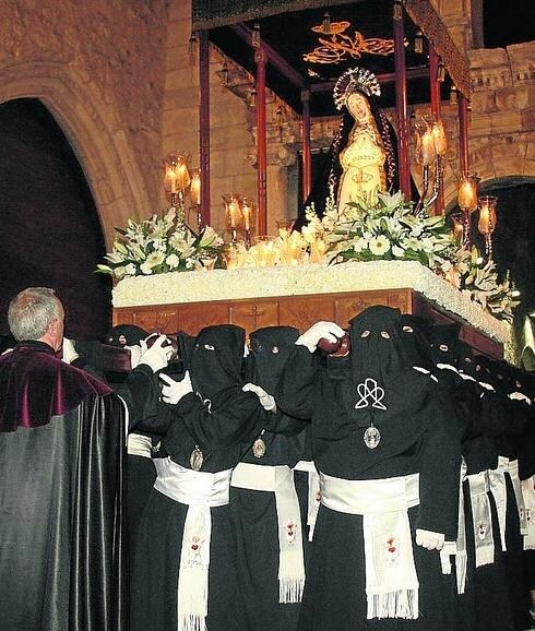 La Soledad, en andas y bajo palio. 