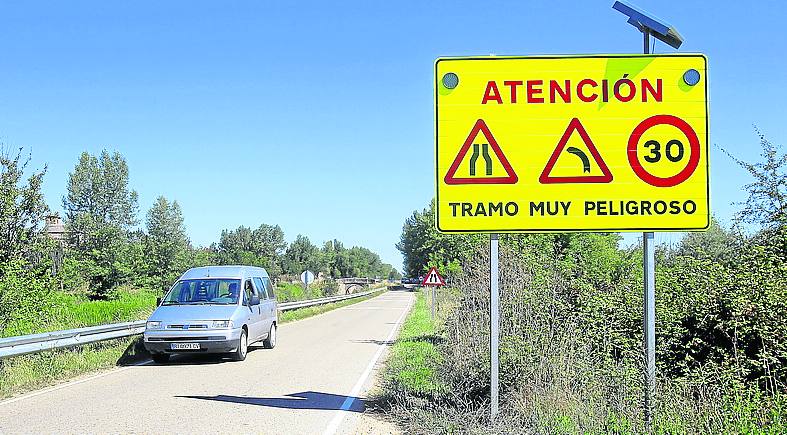 Señalizaciones instaladas en las proximidades del puente de Naveros, tras el accidente de 2012 en el que murieron seis personas. 