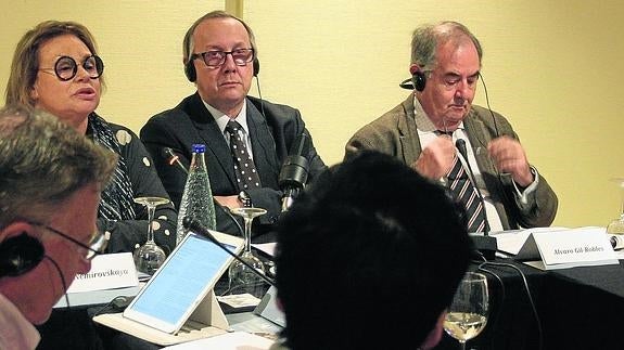 El presidente de la Fundación Valsaín, Álvaro Gil-Robles (a la derecha), junto al delegado de la Junta, ayer. 