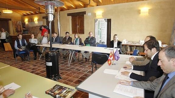 Reunión del director general de Turismo con alcaldes y empresas turísticas en Frómista. 
