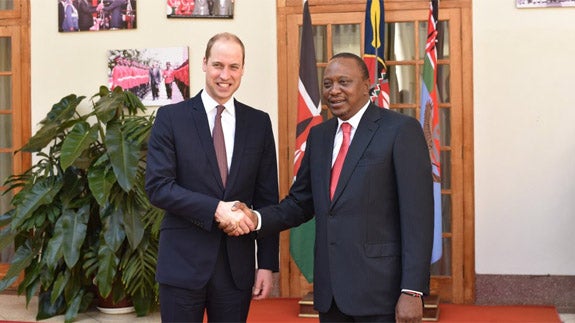 El Príncipe Guillermo con el presidente de Kenia, Uhuru Kenyatta.